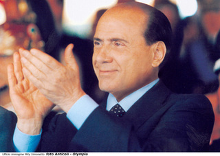 Berlusconi applaude