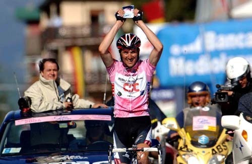 ivan-basso-dedicates-the-victory-in-stage-20-to-his-new-born-son-in-the-picture-above-his-head-giro-2006-c-tim-de-waele.jpg